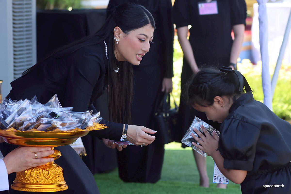 PhotoStory-สมเด็จพระเจ้าลูกเธอ เจ้าฟ้าสิริวัณณวรี นารีรัตนราชกัญญา พระราชทานเข็มกลัดโบว์ดำแก่พสกนิกรที่เดินทางมาถวายความอาลัยสมเด็จพระนางเจ้าสิริกิติ์ พระบรมราชินีนาถ พระบรมราชชนนีพันปีหลวง