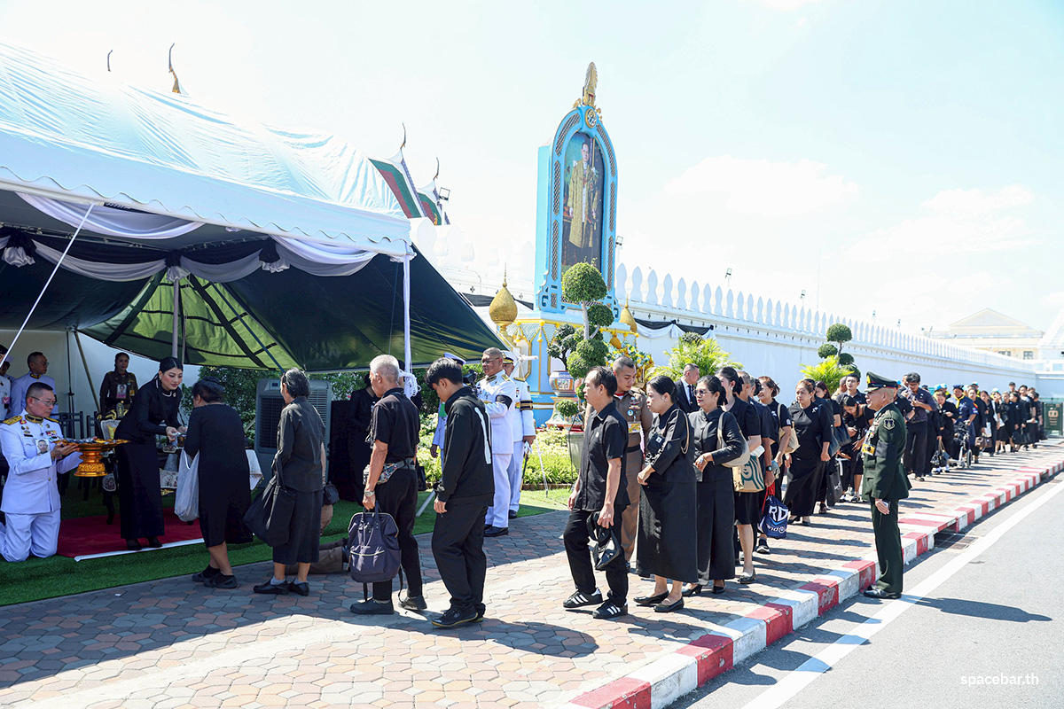 PhotoStory-บรรยากาศประชาชนเดินทางมาถวายความอาลัยสมเด็จพระนางเจ้าสิริกิติ์ พระบรมราชินีนาถ พระบรมราชชนนีพันปีหลวง