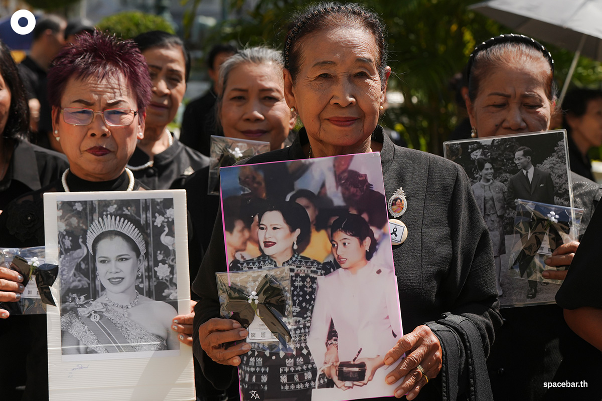 PhotoStory-บรรยากาศประชาชนเดินทางมาถวายความอาลัยสมเด็จพระนางเจ้าสิริกิติ์ พระบรมราชินีนาถ พระบรมราชชนนีพันปีหลวง