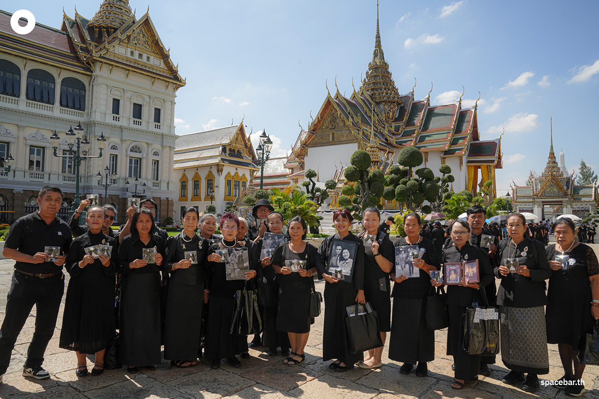 PhotoStory-บรรยากาศประชาชนเดินทางมาถวายความอาลัยสมเด็จพระนางเจ้าสิริกิติ์ พระบรมราชินีนาถ พระบรมราชชนนีพันปีหลวง