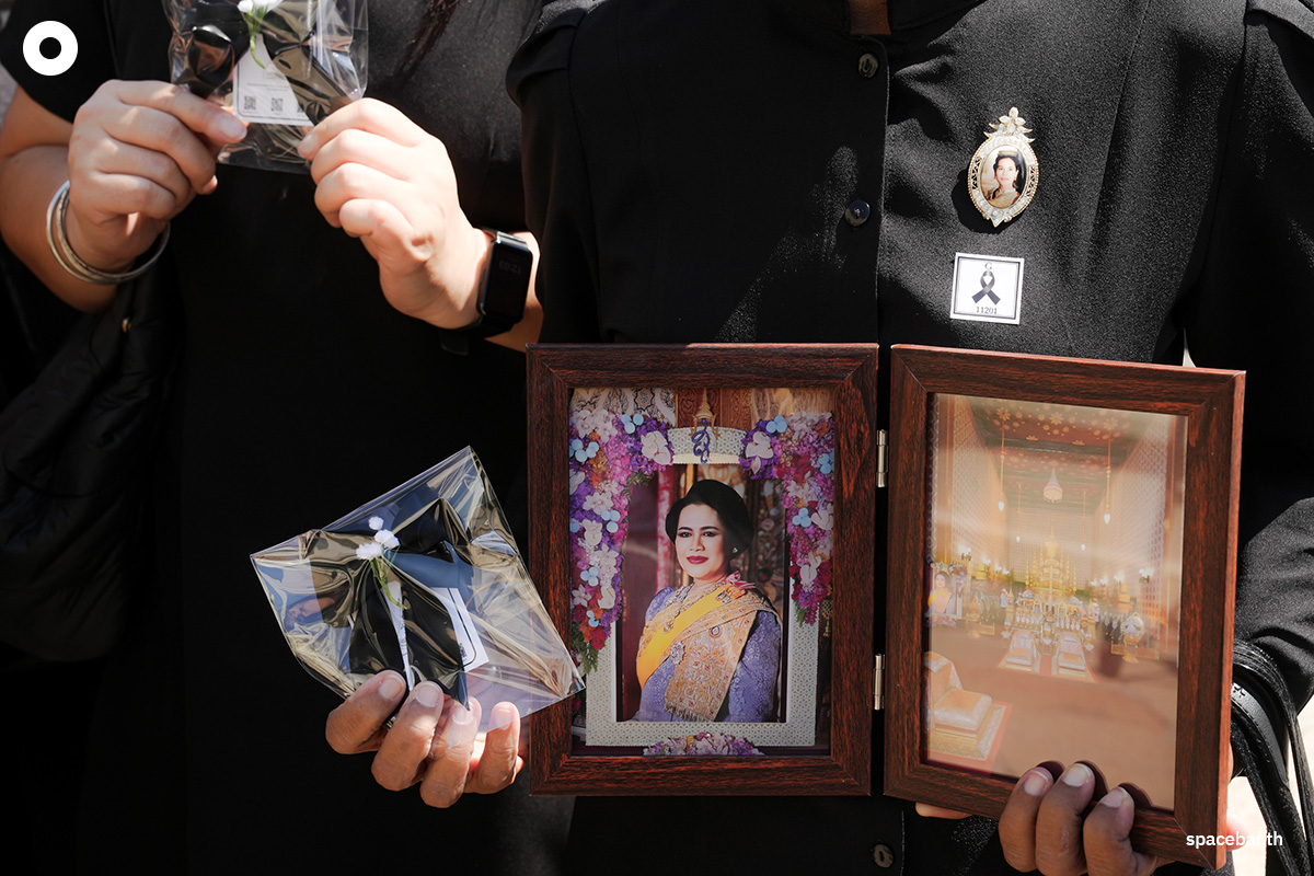 PhotoStory-บรรยากาศประชาชนเดินทางมาถวายความอาลัยสมเด็จพระนางเจ้าสิริกิติ์ พระบรมราชินีนาถ พระบรมราชชนนีพันปีหลวง