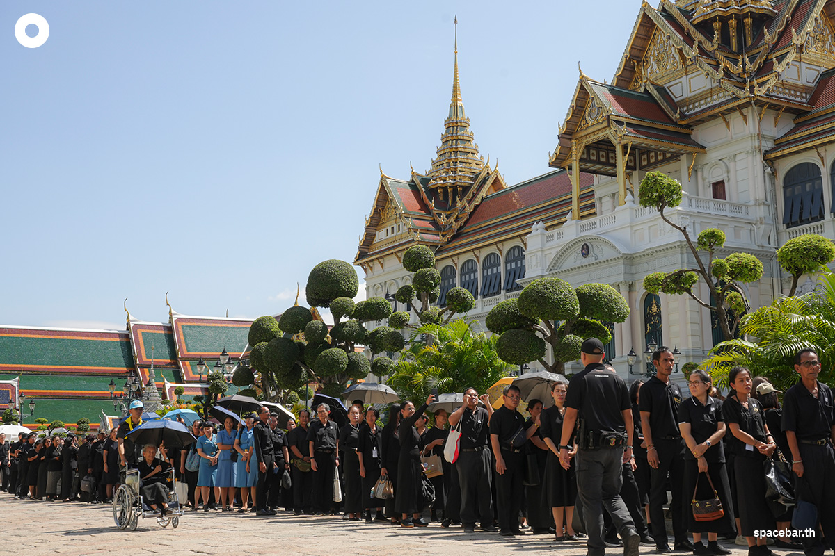 PhotoStory-บรรยากาศประชาชนเดินทางมาถวายความอาลัยสมเด็จพระนางเจ้าสิริกิติ์ พระบรมราชินีนาถ พระบรมราชชนนีพันปีหลวง