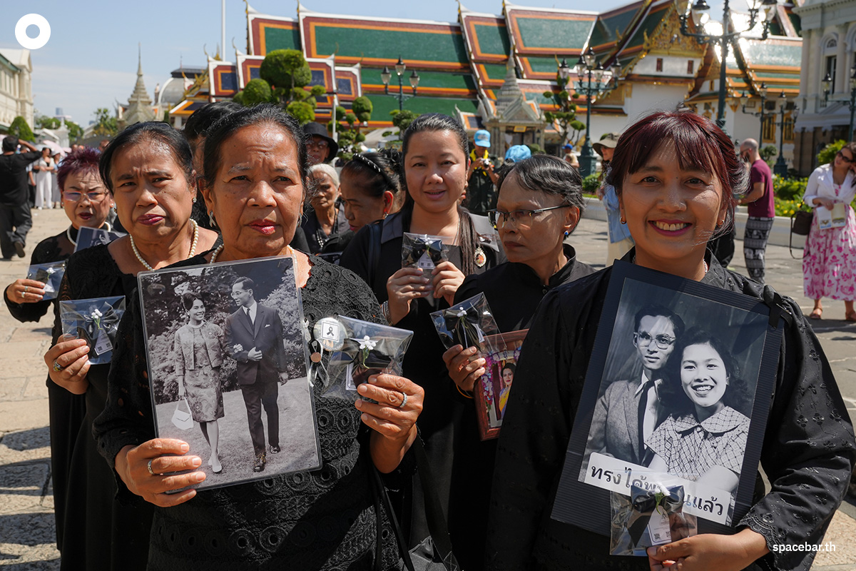PhotoStory-บรรยากาศประชาชนเดินทางมาถวายความอาลัยสมเด็จพระนางเจ้าสิริกิติ์ พระบรมราชินีนาถ พระบรมราชชนนีพันปีหลวง