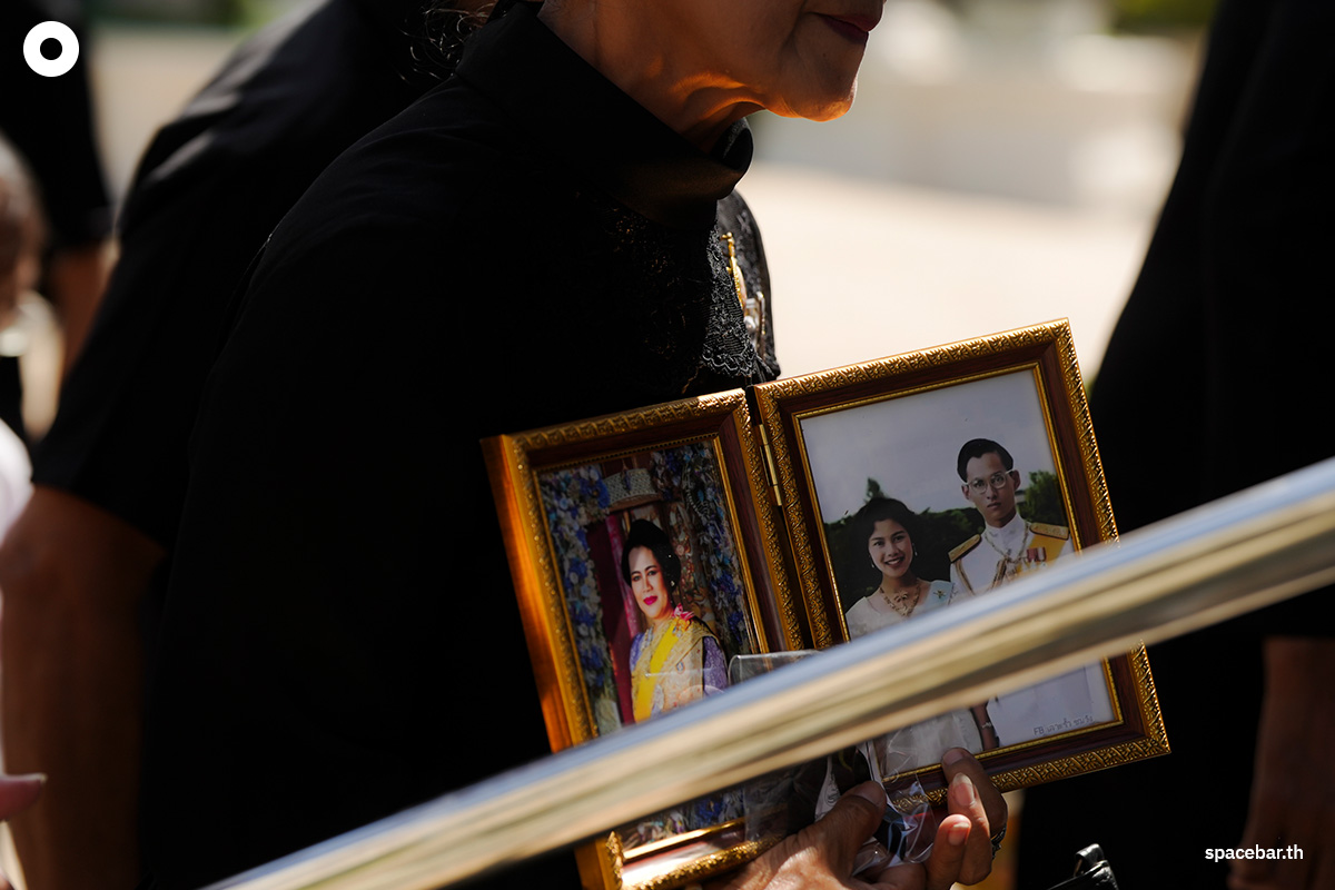 PhotoStory-บรรยากาศประชาชนเดินทางมาถวายความอาลัยสมเด็จพระนางเจ้าสิริกิติ์ พระบรมราชินีนาถ พระบรมราชชนนีพันปีหลวง