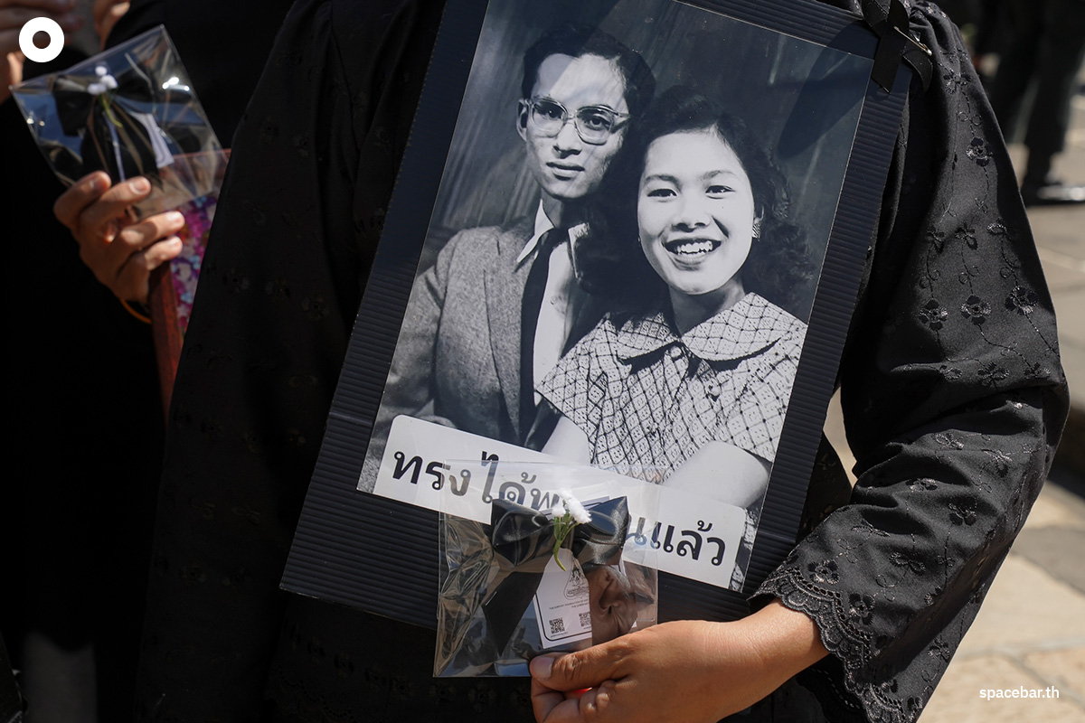 PhotoStory-บรรยากาศประชาชนเดินทางมาถวายความอาลัยสมเด็จพระนางเจ้าสิริกิติ์ พระบรมราชินีนาถ พระบรมราชชนนีพันปีหลวง