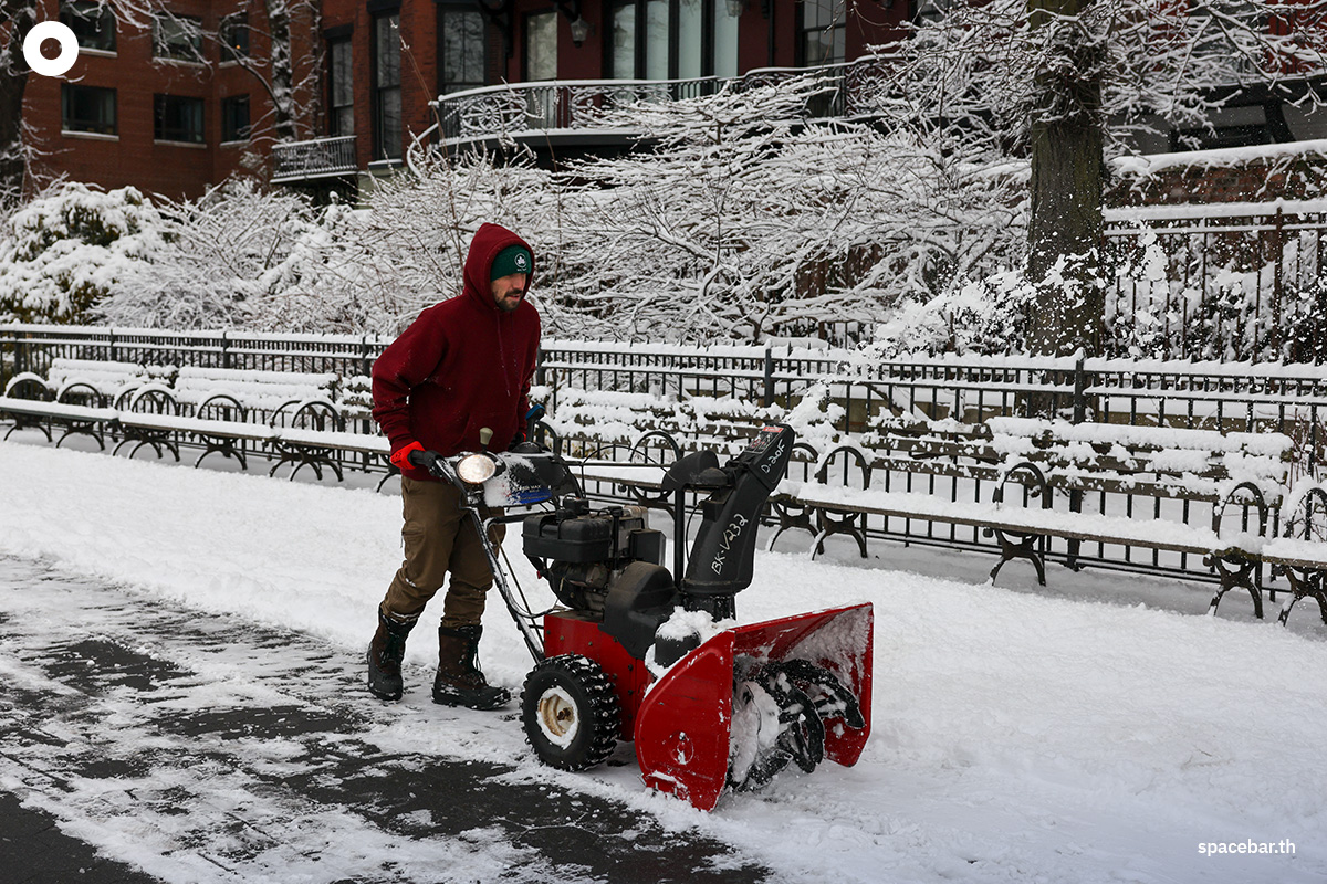 PhotoStory-คนงานกำลังเคลียร์เส้นทางจากหิมะในนครนิวยอร์ก เมื่อวันที่ 27 ธันวาคม 2025 Photo by ANGELA WEISS / AFP