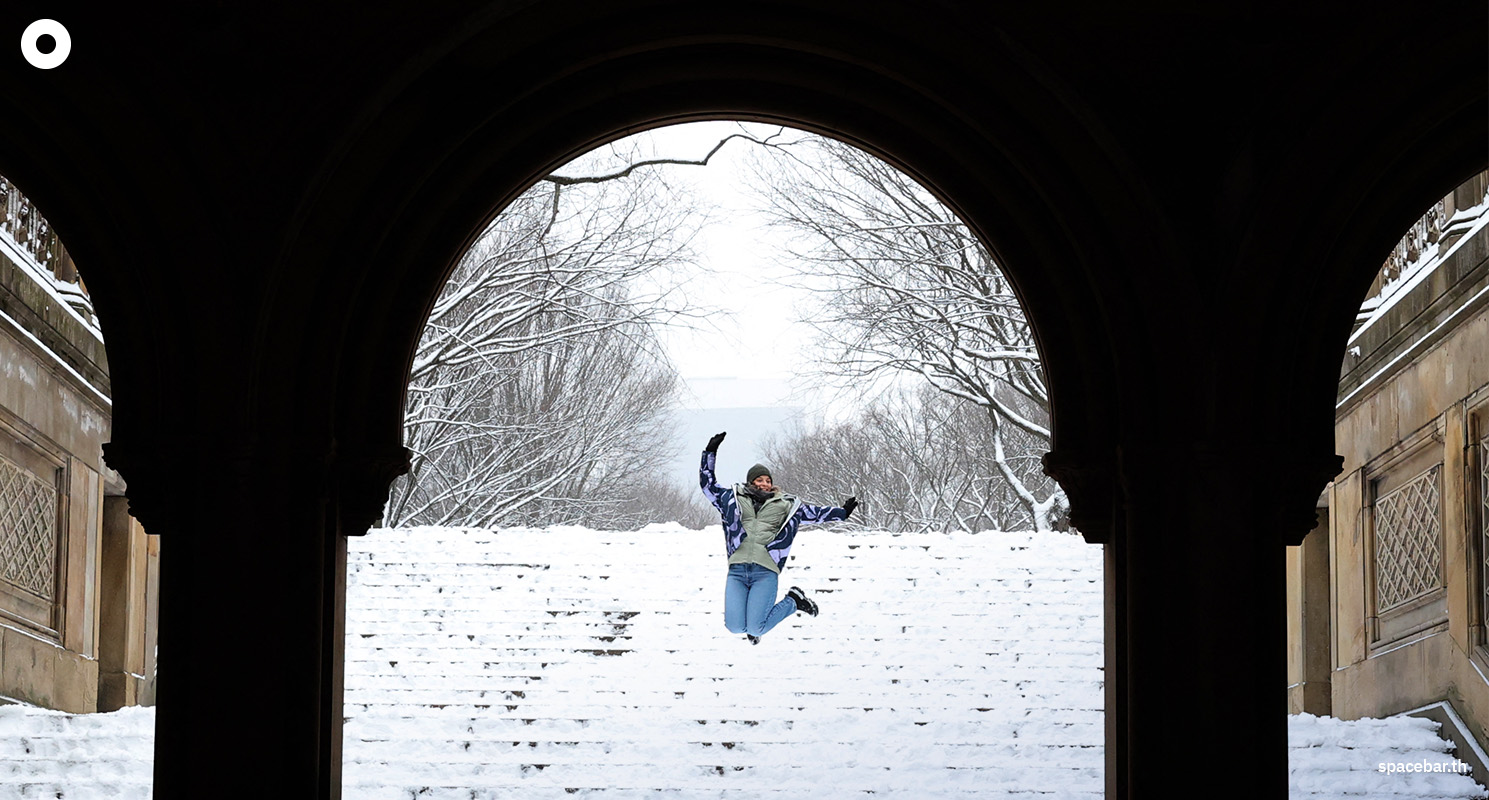 PhotoStory-เมื่อวันที่ 27 ธันวาคม 2025 หญิงคนหนึ่งกระโดดบนบันไดที่ปกคลุมไปด้วยหิมะของโถงทางเดินเบเธสดาเทอร์เรซในเซ็นทรัลพาร์ค นครนิวยอร์ก เมื่อวันที่ 27 ธันวาคม 2025 Photo by TIMOTHY A. CLARY / AFP