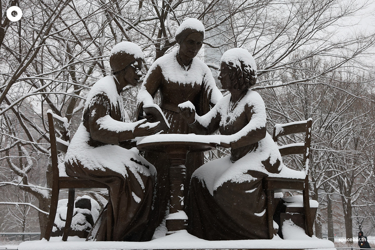 PhotoStory-อนุสาวรีย์ The Women's Rights Pioneers Monument ถูกปกคลุมด้วยหิมะในเซ็นทรัลพาร์ค นครนิวยอร์ก เมื่อวันที่ 27 ธันวาคม 2025 Photo by TIMOTHY A. CLARY / AFP