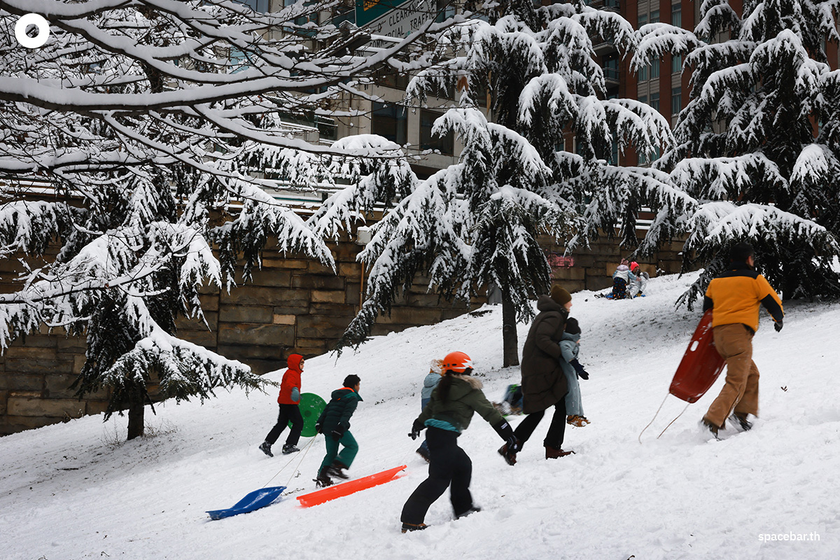 PhotoStory-เด็กและผู้ใหญ่เล่นเลื่อนหิมะในบรูคลินหลังพายุหิมะเมื่อวันที่ 27 ธันวาคม 2025 ในนครนิวยอร์ก Photo by SPENCER PLATT / GETTY IMAGES NORTH AMERICA / Getty Images via AFP