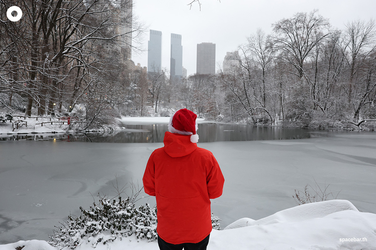 PhotoStory-หญิงคนหนึ่งมองดูหิมะในเซ็นทรัลพาร์ค นครนิวยอร์ก เมื่อวันที่ 27 ธันวาคม 2025 Photo by TIMOTHY A. CLARY / AFP