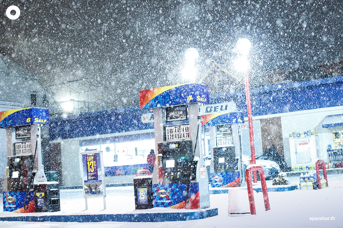 PhotoStory-หิมะกำลังตกที่ปั๊มน้ำมันแห่งหนึ่งในเมืองไนแอค รัฐนิวยอร์ก เมื่อวันที่ 26 ธันวาคม 2025 Photo by KENA BETANCUR / GETTY IMAGES NORTH AMERICA / Getty Images via AFP
