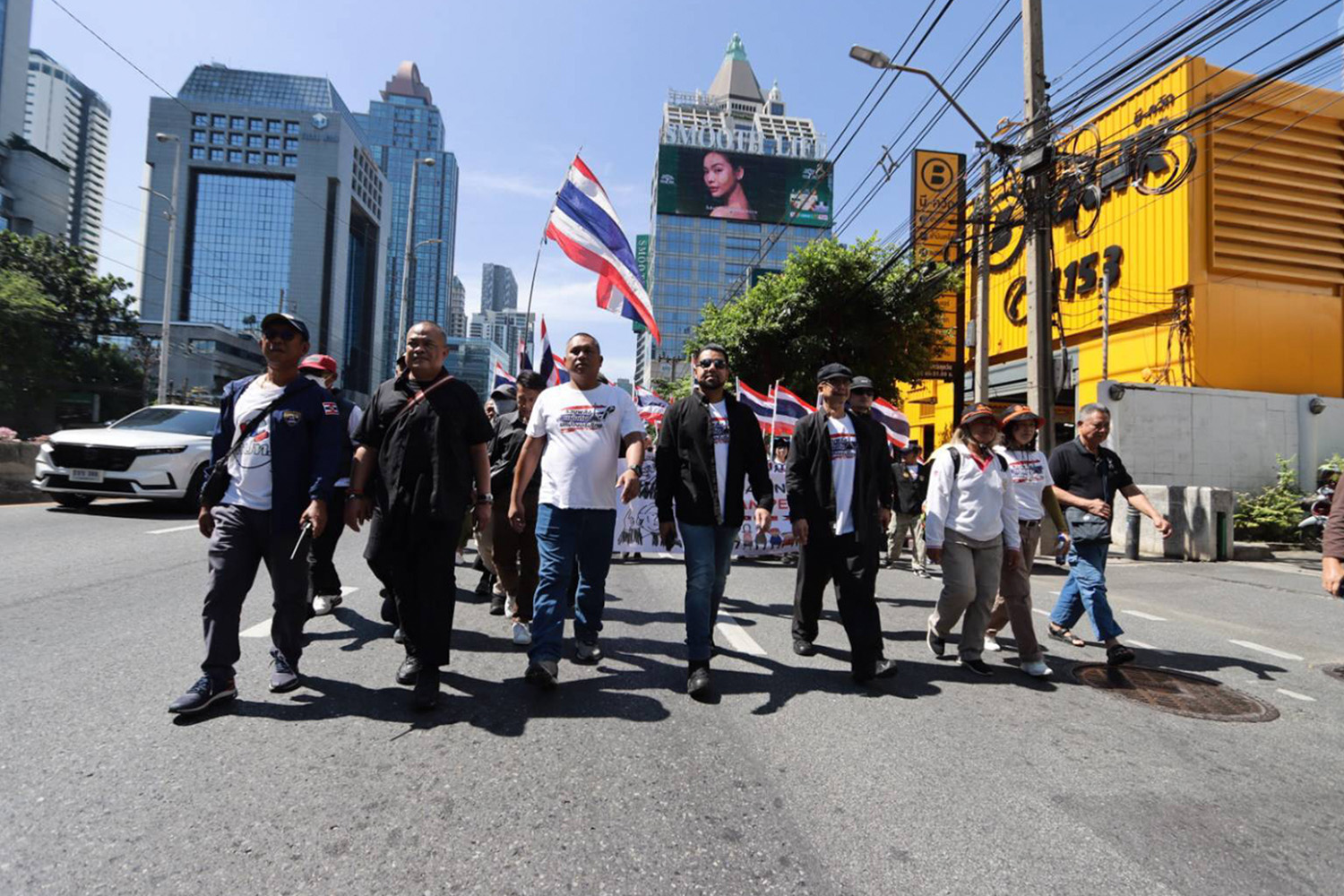 PhotoStory-‘คณะรวมพลังแผ่นดินปกป้องอธิปไตย’ นำมวลชนชุมนุมหน้าสถานเอกอัครราชทูตมาเลเซีย แสดงจุดยืนคัดค้าน ‘การแทรกแซงจากต่างประเทศ’ ต่อกรณีความขัดแย้งบริเวณชายแดนไทย-กัมพูชา