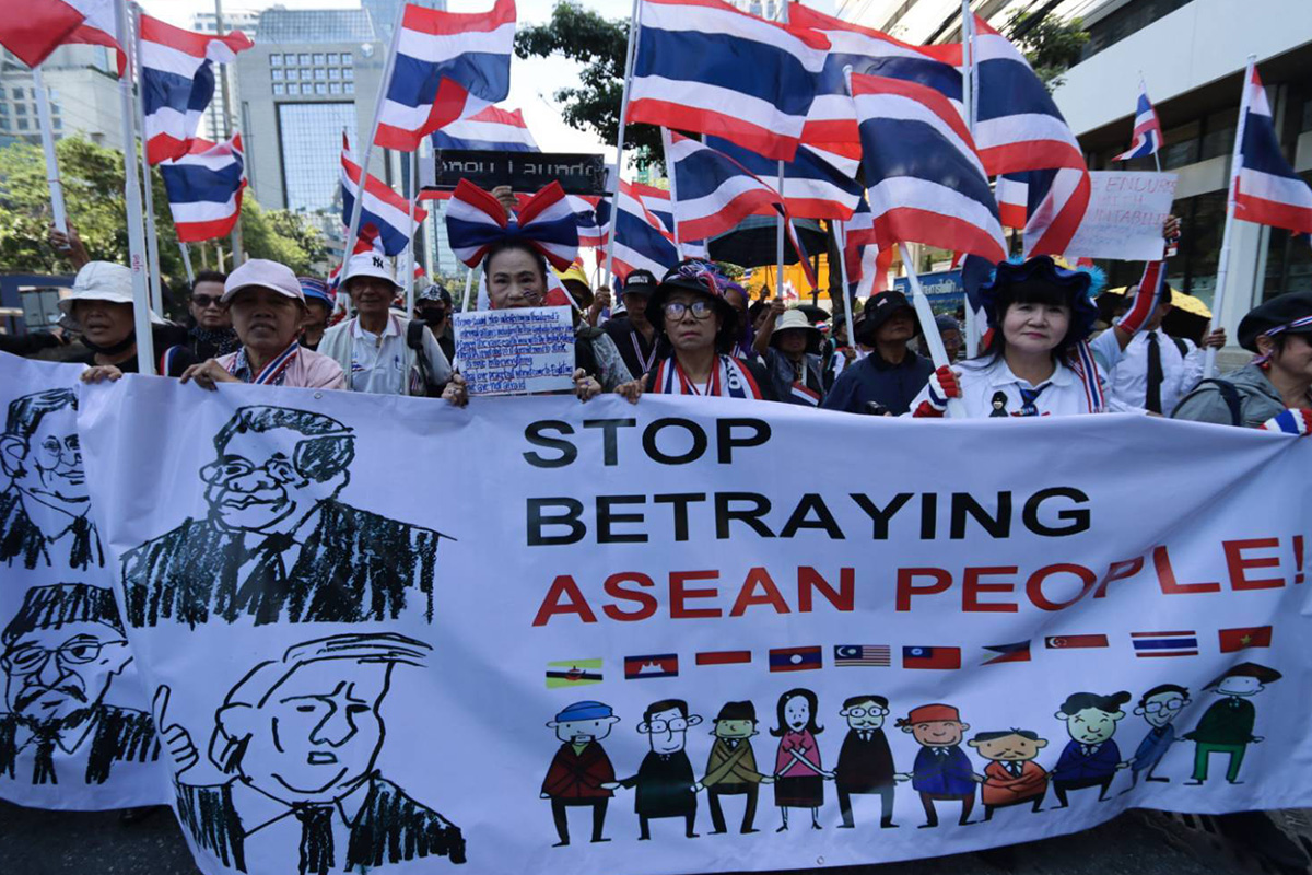 PhotoStory-‘คณะรวมพลังแผ่นดินปกป้องอธิปไตย’ นำมวลชนชุมนุมหน้าสถานเอกอัครราชทูตมาเลเซีย แสดงจุดยืนคัดค้าน ‘การแทรกแซงจากต่างประเทศ’ ต่อกรณีความขัดแย้งบริเวณชายแดนไทย-กัมพูชา