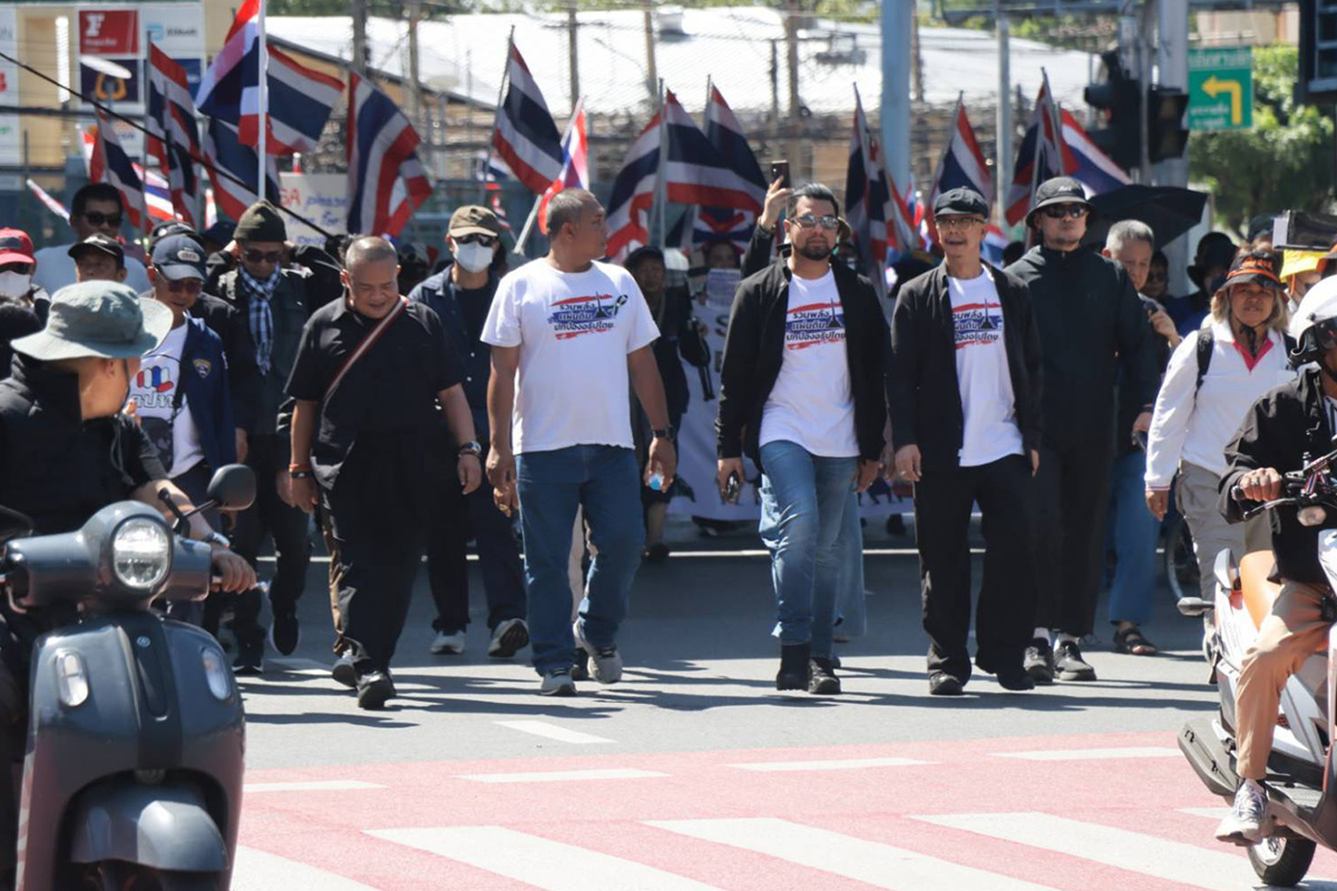 PhotoStory-‘คณะรวมพลังแผ่นดินปกป้องอธิปไตย’ นำมวลชนชุมนุมหน้าสถานเอกอัครราชทูตมาเลเซีย แสดงจุดยืนคัดค้าน ‘การแทรกแซงจากต่างประเทศ’ ต่อกรณีความขัดแย้งบริเวณชายแดนไทย-กัมพูชา