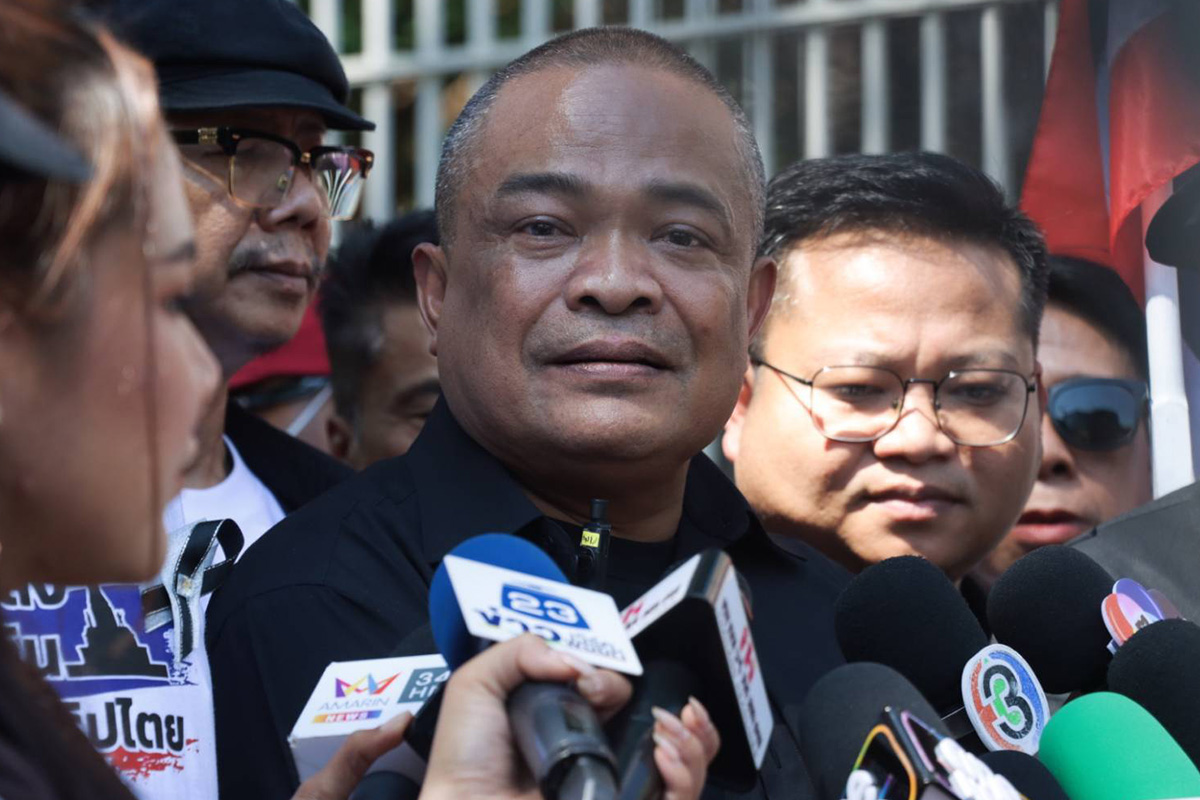 PhotoStory-‘คณะรวมพลังแผ่นดินปกป้องอธิปไตย’ นำมวลชนชุมนุมหน้าสถานเอกอัครราชทูตมาเลเซีย แสดงจุดยืนคัดค้าน ‘การแทรกแซงจากต่างประเทศ’ ต่อกรณีความขัดแย้งบริเวณชายแดนไทย-กัมพูชา