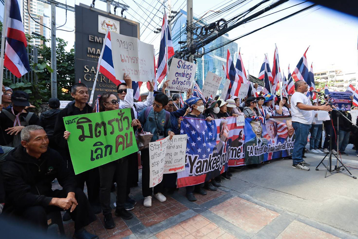 PhotoStory-‘คณะรวมพลังแผ่นดินปกป้องอธิปไตย’ นำมวลชนชุมนุมหน้าสถานเอกอัครราชทูตมาเลเซีย แสดงจุดยืนคัดค้าน ‘การแทรกแซงจากต่างประเทศ’ ต่อกรณีความขัดแย้งบริเวณชายแดนไทย-กัมพูชา